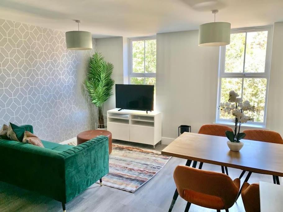 Bright, Vibrant New 1 Bedroom Town Centre Parking Bournemouth Eksteriør billede